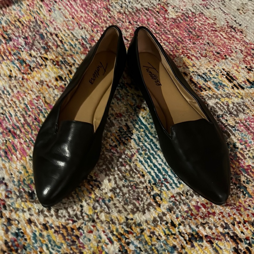 Trotters Size 6W Flat